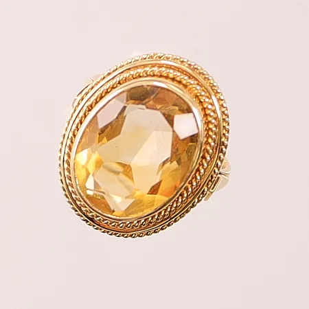 Ring, gul sten, Ø17, bredd: 2,2-21,6mm, 18K, 6,6g Vikt: 6,6 g