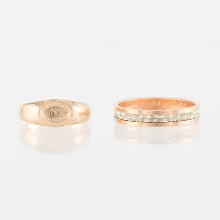 Ringar 2 st med gravyrer, 18k. Vikt: 8,6 g
