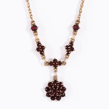 Förgyllt collier med granater. Det är 42 cm långt, 1,9 - 6,5 mm brett, har ett nerhäng på 24 mm och väger 6,2g. Springring.
