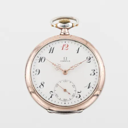 Fickur Omega "Rödtolva", diameter ca 5 cm, fungerar ej, ojämnheter, silver.