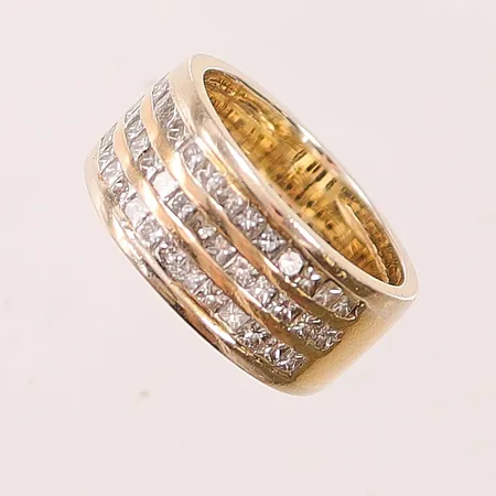 Ring, princesslipade diamanter 42x ca 0,02-0,03ct, Ø16, bredd:8mm, 4 naggade diamanter, 18K 9,4g.