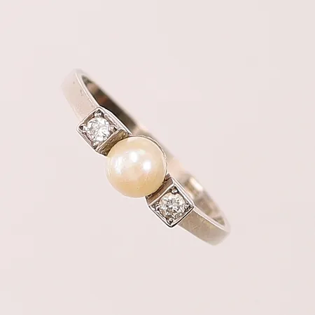 Ring med pärla samt diamanter 2 x ca. 0,03ct, Ø18, bredd: 1,8mm, vitguld, 18K, 2,7g.