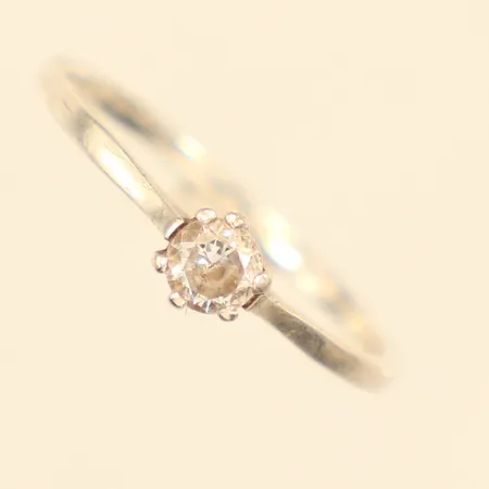Ring med vit sten, stl 17¾, bredd 1,4-4,7mm, 925/1000 silver  Vikt: 1 g