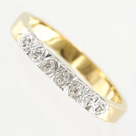 Ring med sju diamanter ca 0,07ctv, stl 19¾, bredd 3mm, gul/vitguld, 18K Vikt: 3,9 g