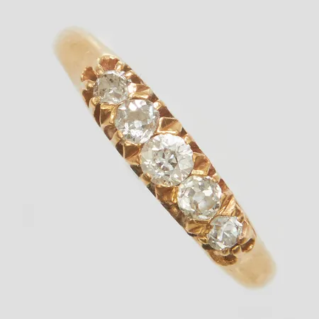 Ring, gammalslipade diamanter 4 x ca 0,03-0,05ct + 1 x ca 0,10ct, stl 16½, bredd 1-3,5mm, skadad fattning, 18K Vikt: 2,5 g