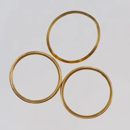 Tre ringar,  stl 17,5, 17¼, 17,5, gravyr, ojämna skenor, 23K  Vikt: 7,5 g