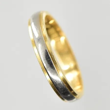 Ring, stl 16½, bredd 3 mm, gravyr, rödguld/vitguld, 18K. Vikt: 3,1 g