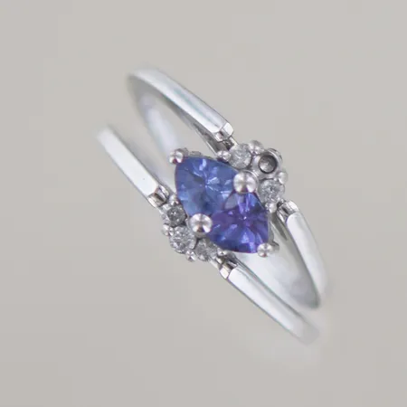 Ring vändbar med diamanter på ena sidan 15x 0,02ct och  2 ametister.Och 5 diamanter på andra sidan 4x 0,01ct och 1x 0,02ct, en 0,02ct saknas,  Ø 17,5 mm, bredd 9 mm,  14k. Kvitto medföljer, köpt utomlands Vikt: 5,5 g