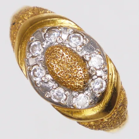 Ring, vita stenar, stl 16¼, bredd 1,6-9mm, skev, 22K  Vikt: 2,4 g