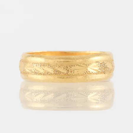 Ring, storlek 20 ¼ mm, bredd 6.4 mm, 23k,thai. Vikt: 7,6 g