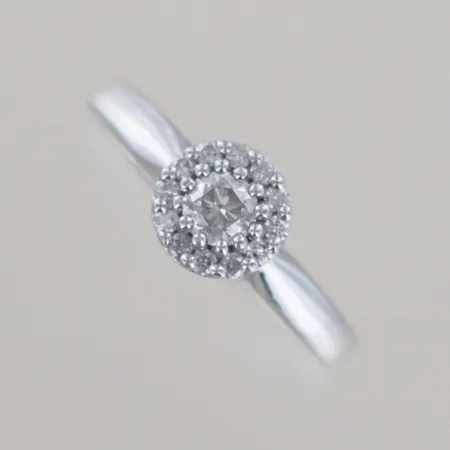 Ring "Story Of Love" diamanter totalt  0,43ct, Ø 17 mm, vitguld 18k graverad Vikt: 4,5 g