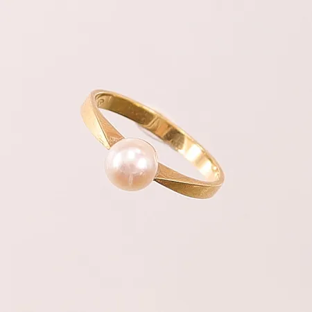 Ring, odlad pärla, Ø16½, bredd: 2,3mm, 18K, 2,5g.