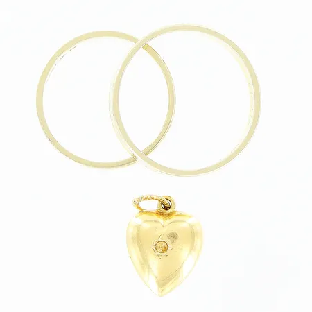 2 ringar, 1 hänge, vit/gulguld, gravyr, bucklor, 18K.   Vikt: 6,6 g