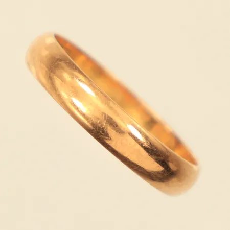 Ring slät, stl 18½, bredd 3,8mm, gravyr, 18K  Vikt: 3,2 g