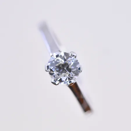 Ring med diamant 0,65ctv, stl 17½, bredd 2 mm, vitguld, graverad, 18K. Vikt: 3,5 g