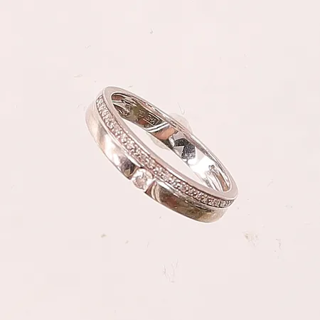 Ring med diamanter 1 x ca. 0,03 + 22 x ca. 0,005ct, Ø16½, bredd: 3-4mm, vitguld, Guldfynd, 18K, 3,1g.