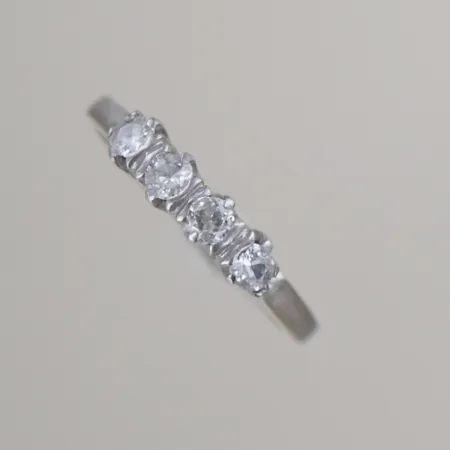 Alliansring med 4 diamanter 0,32ct totalt, Ø 17,25 mm, vitguld 18k Vikt: 3,5 g