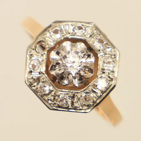 Ring med vita stenar, stl 17, bredd 1,9-12mm, saknar en sten, 18K  Vikt: 3,5 g