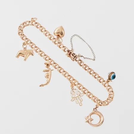 Armband Bismarck med 6 st berlocker, längd ca 19 cm, säkerhetskedjan vitmetall, 18k. Vikt: 10,5 g