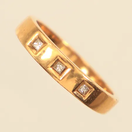 Ring med princesslipade diamanter ca 3x 0,10ct, stl 17¼, bredd ca 4mm, 18K Vikt: 2,6 g