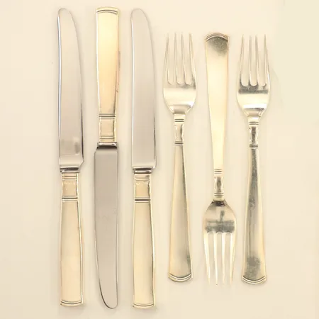 Tre smörgåsgafflar, längd 13,5cm, tre smörgåsknivar, längd 16,5cm, blad i rostfritt stål, modell Rosenholm, silver, bruttovikt 182,2g Vikt: 182,2 g