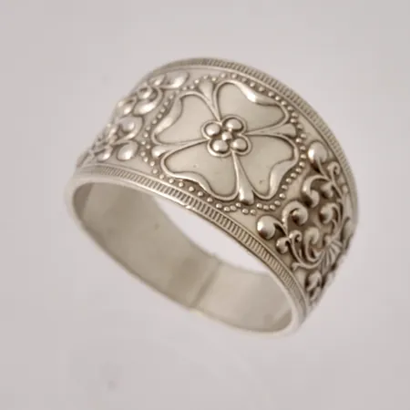 Ring i silver, Hälsingering, stl 19, bredd 5,5-14mm, 925/1000, tillverkad av Guldsmed S Petersson I Söderhamn Ab, år 1994, vikt 5,7g.