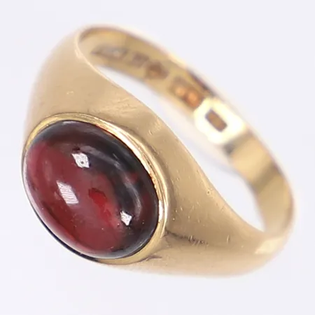 Ring med röd sten, stl 16¾, bredd 2,5-10mm, slitage på sten, svenska stämplar, 18K Bruttovikt: 3,3g Vikt: 3,3 g