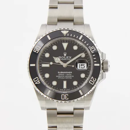 Herrur Rolex Submariner automat, safirglas, stål, datum, ref: 126610LN, serienummer 9PO1F9037, boettnummer 2360, verknummer 33S014D8, Caliber: 3235, med cert 2021-07-19 Bergströms Ur Malmö böcker, box, ytterkartong 