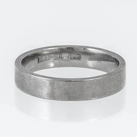 Slät ring i vitt guld 18K. Den är 4 mm bred, är i storlek 17 och väger 5,1g. Gravyr.