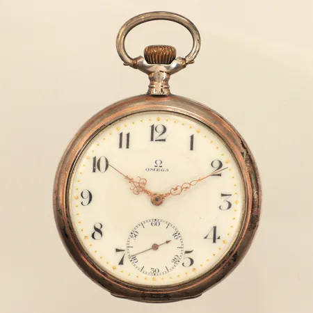 Fickur Omega, boett i silver S800, 51mm, boettnr 5833377, liten sekundvisare, bucklig, skadad boett, bruttovikt 90,6g 