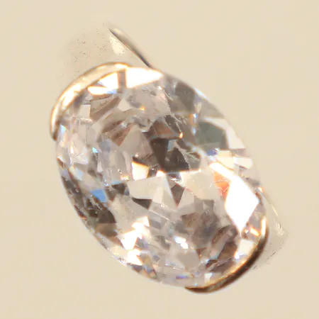Ring med vit sten, stl 18, bredd 3-12mm, skadad sten, 925/1000 silver  Vikt: 7,4 g