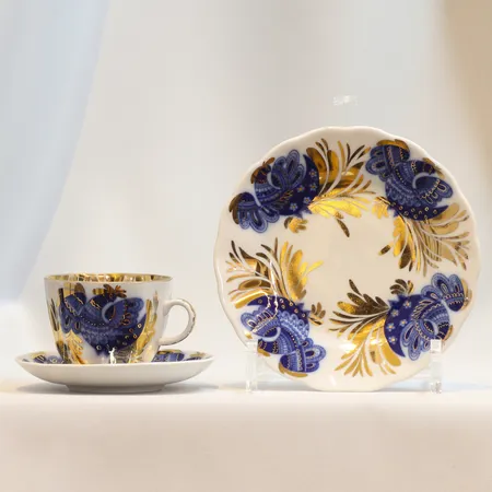 Kaffeservis Lomonosov Tulip Golden garden, 3st Kaffekoppar, höjd 6cm med fat samt 7st Assietter Ø15,5cm, Sovjetunionen, made in the USSR, ca 1970/80-tal, med smärre bruksslitage  Vikt: 0 g Skickas med postpaket.