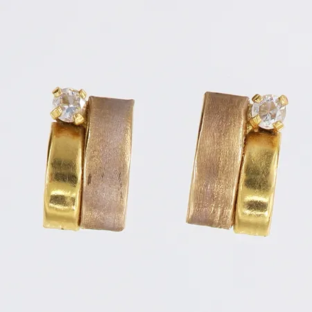 Ett par örhängen med vita stenar, 10x6mm, 18K.  Vikt: 0,9 g