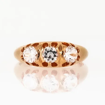 Ring i 18K guld med tre vita stenar. Den är 2,3 - 7,1 mm bred, är i storlek 17¾ och väger 5,5g. 