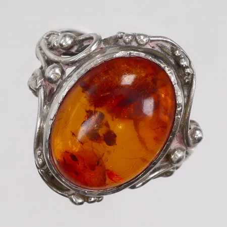 Ring med bärnsten, stl 19½, bredd 3-23mm, ostämplat silver, silver 830/1000 Vikt: 6,6 g