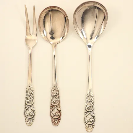 Två uppläggningsskedar, skinkgaffel, Norskt Mönster, ca 21,5-23cm, Mylius Norway, 830/1000 silver Vikt: 186,7 g