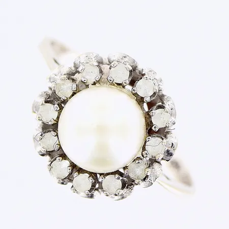 Ring, vita stenar, odlad pärla Ø6,5mm, stl 17½, bredd 1,5-12mm, vitguld, 18K.  Vikt: 2,7 g