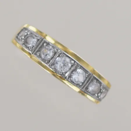 Ring med diamanter 0,03-0,10ct  Ø18 mm bredd 2-5 mm, 18k Vikt: 3,5 g