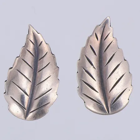 Ett par örhängen, löv, 22mm, Grun & co år 1950, clips, 830/1000 silver Vikt: 3,2 g