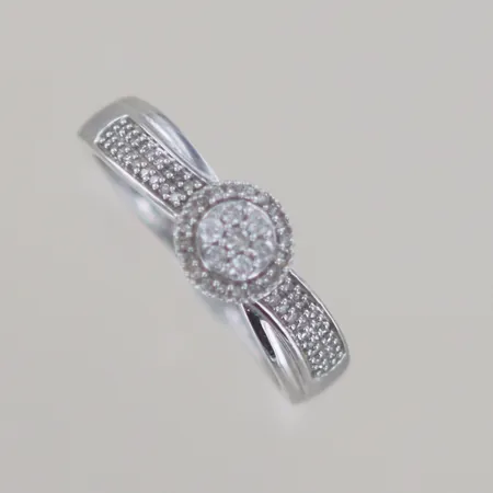 Ring med 63 diamanter tot 0,16ct Wesselton, Ø 17,25 mm, bredd 2-6 mm, 18k  graverad Vikt: 2,5 g