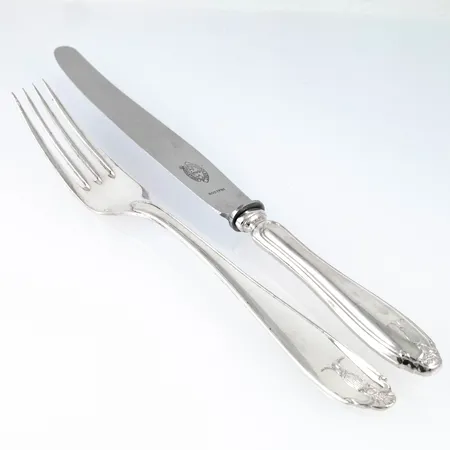 Vasa i silver (830/1000) från 1941: sex matgafflar (22 cm) och sex matknivar med rostfria blad (26 cm). Samtliga med monogramgravyr. Gafflarna väger 396g. Knivarna väger 392g bto. 