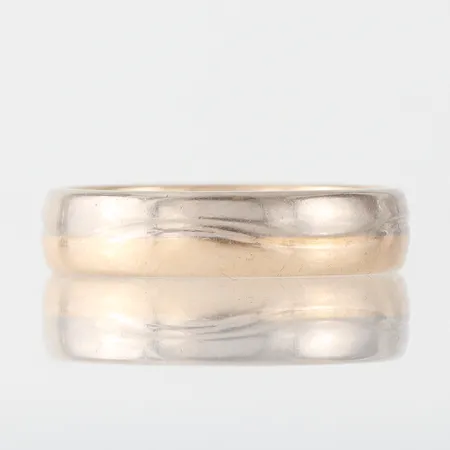 Ring slät med gravyr, storlek 18 mm, bredd 4.9 mm, 18k. Vikt: 6,3 g