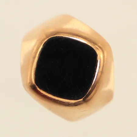 Klackring med onyxplatta, skev skena, bucklig, 18K Vikt: 4,8 g