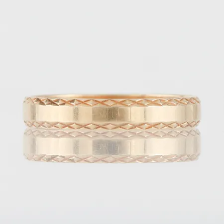 Ring med gravyr, storlek 20 ¾ mm, bredd 4 mm, 14k. Vikt: 3,2 g