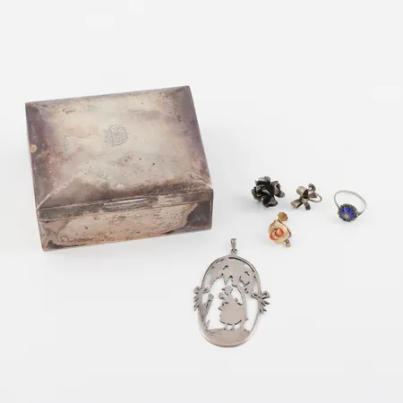 Skrin + diverse smycken silver, totalvikt med träinredning 157 gram. Vikt: 157 g