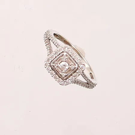 1 Ring med diamanter 1xca0,05ct, 20xca0,01ct, 44xca0,005ct, Ø17¼, bredd: 1,4-9,7mm, vitguld, 10K, 3,1g.