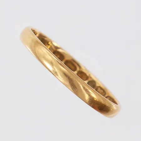 Ring, slät, stl: 16¾, bredd 2,3mm, gravyr, 18K.  Vikt: 1,4 g