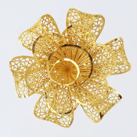 Hänge blomma med genombruten dekor, Ø38mm, 18K.  Vikt: 7,4 g