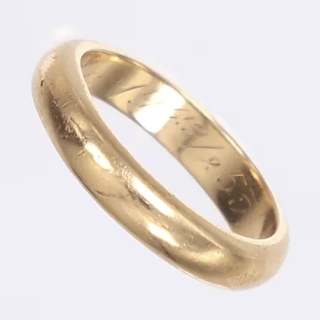 Ring slät, stl 18¾, bredd 4mm, 18K, gravyr Vikt: 8,1 g