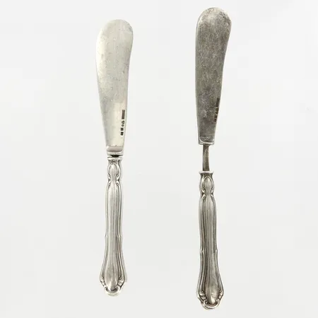 2 knivar, ca 16,5cm, en kniv defekt, fyllda skaft, 830/1000 Silver Vikt: 77,9 g